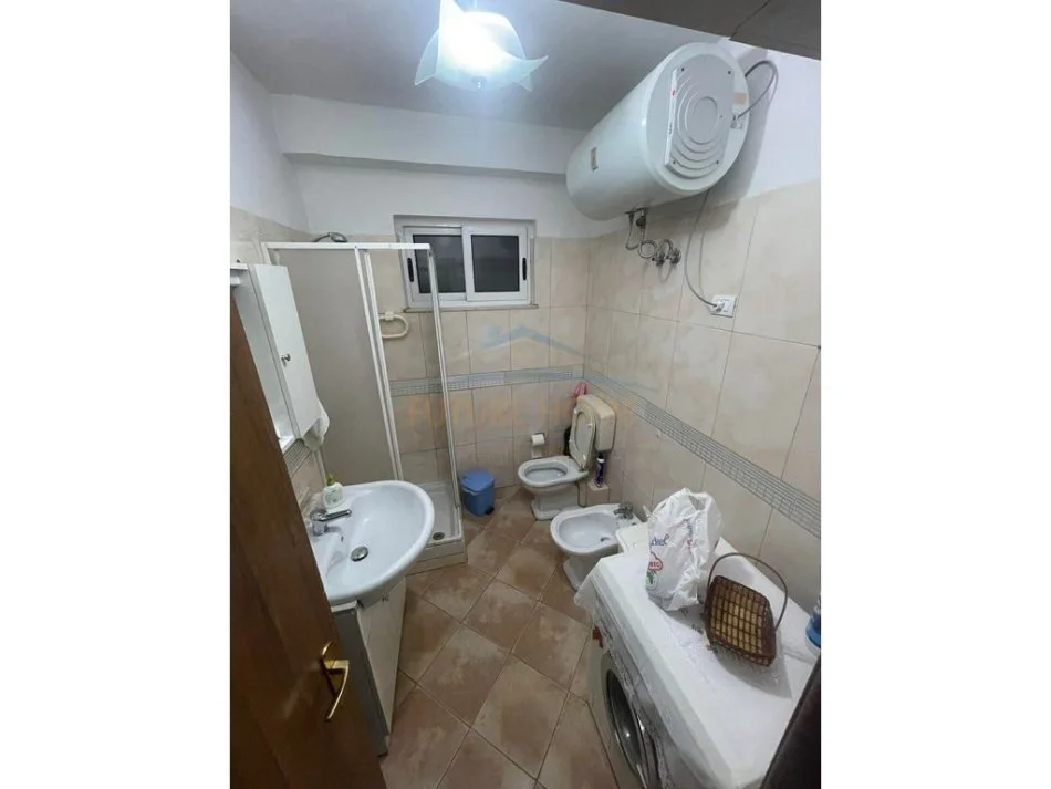 Tirane, jepet me qera apartament 2+1 Kati 6, 100 m² 450 € (Kinostudio)
