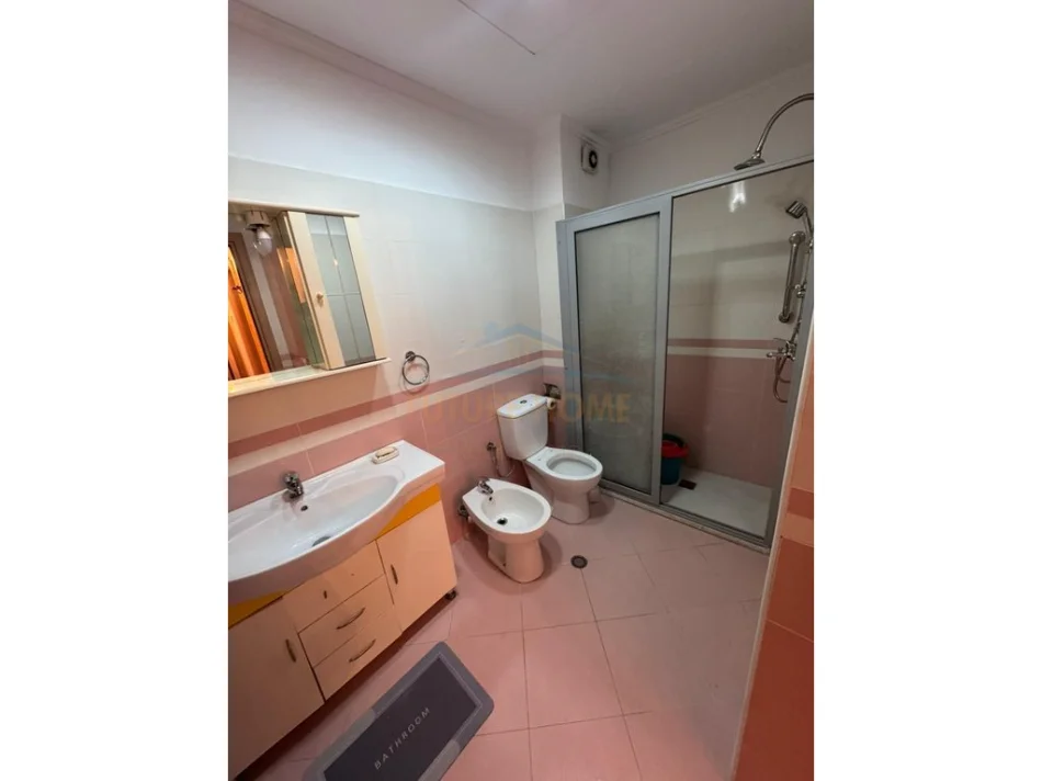 Tirane, jepet me qera apartament 1+1 Kati 2, 70 m² 500 € (Ali DemI)