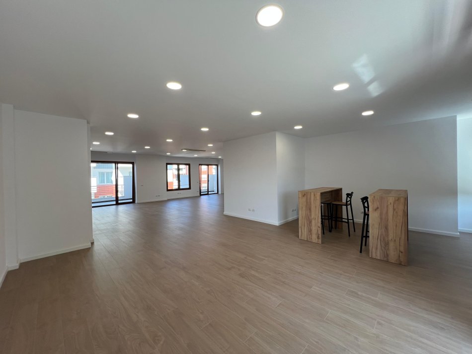 Tirane, jepet me qera zyre Kati 6, 187 m² 2.700 € (hilton garden inn)