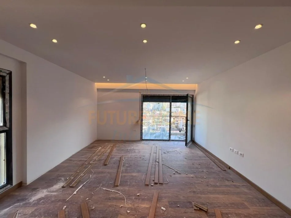 Tirane, shitet apartament 2+1+Ballkon Kati 8, 102 m² 179.000 € (Porcelan)