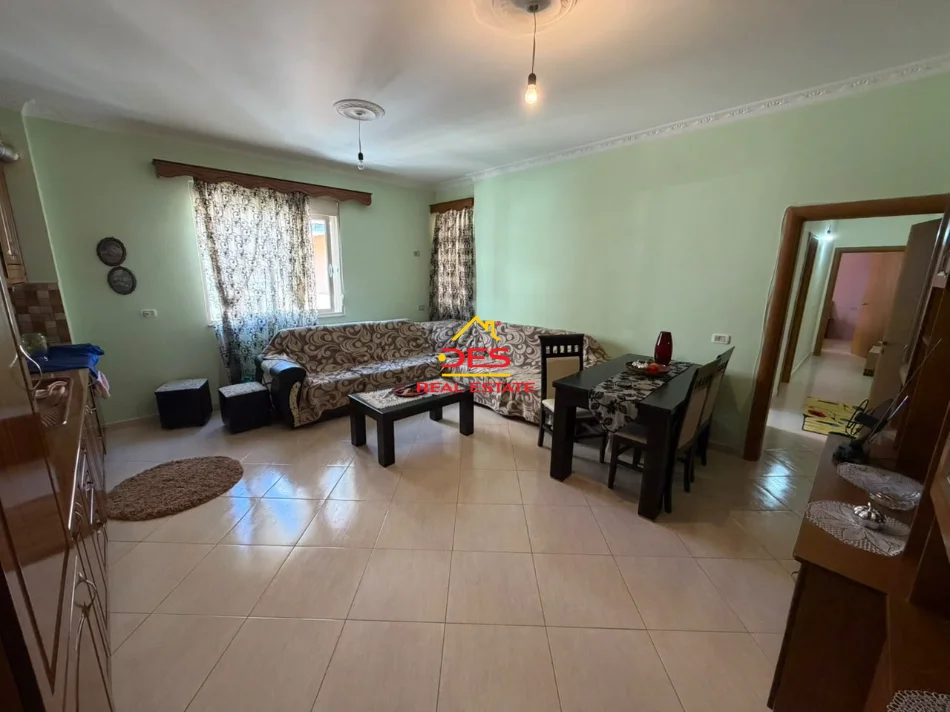 Vlore, jepet me qera apartament 2+1+Ballkon Kati 4, 110 m² 450 € (Rruga Lef Sallata)