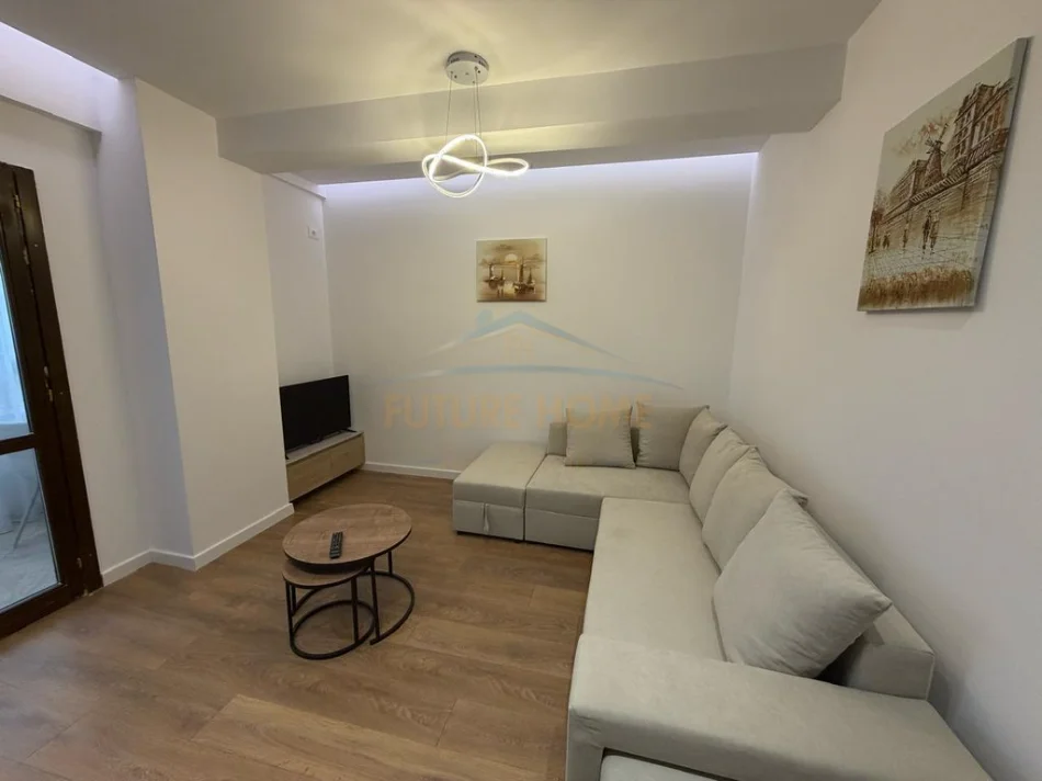 Tirane, jepet me qera apartament 1+1+Ballkon Kati 1, 45 m² 625 € (Komuna e Parisit)