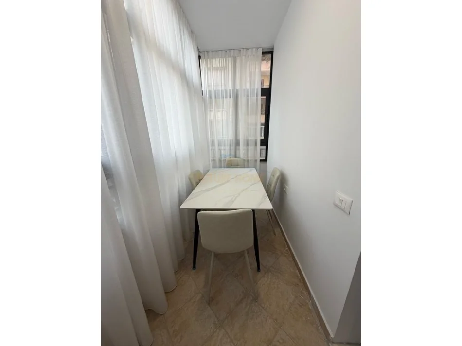 Tirane, jepet me qera apartament 1+1+Ballkon Kati 1, 45 m² 625 € (Komuna e Parisit)