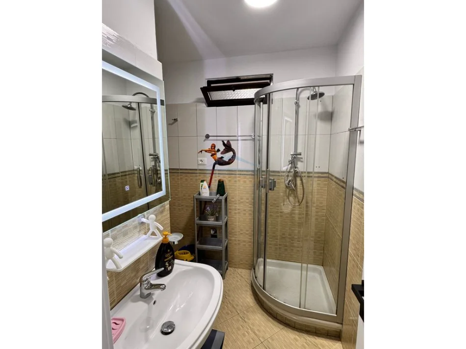 Tirane, jepet me qera apartament 3+1+Aneks+Ballkon Kati 3, 91 m² 1.000 € (Bulevardi B.Curri)