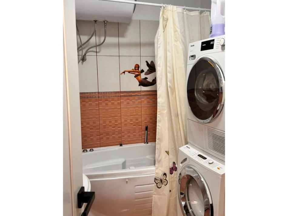 Tirane, jepet me qera apartament 3+1 Kati 3, 91 m² 1.200 € (Bulevardi B.Curri)