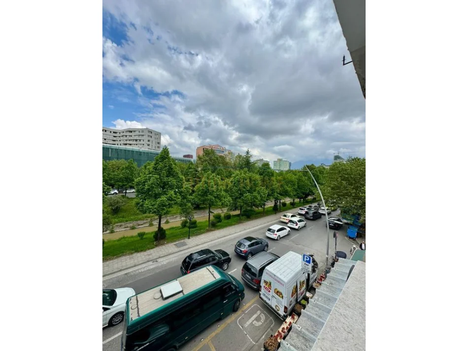 Tirane, jepet me qera ambjent biznesi Kati 2, 67 m² 750 € (Tek Kryqezimi i Vasil Shantos)