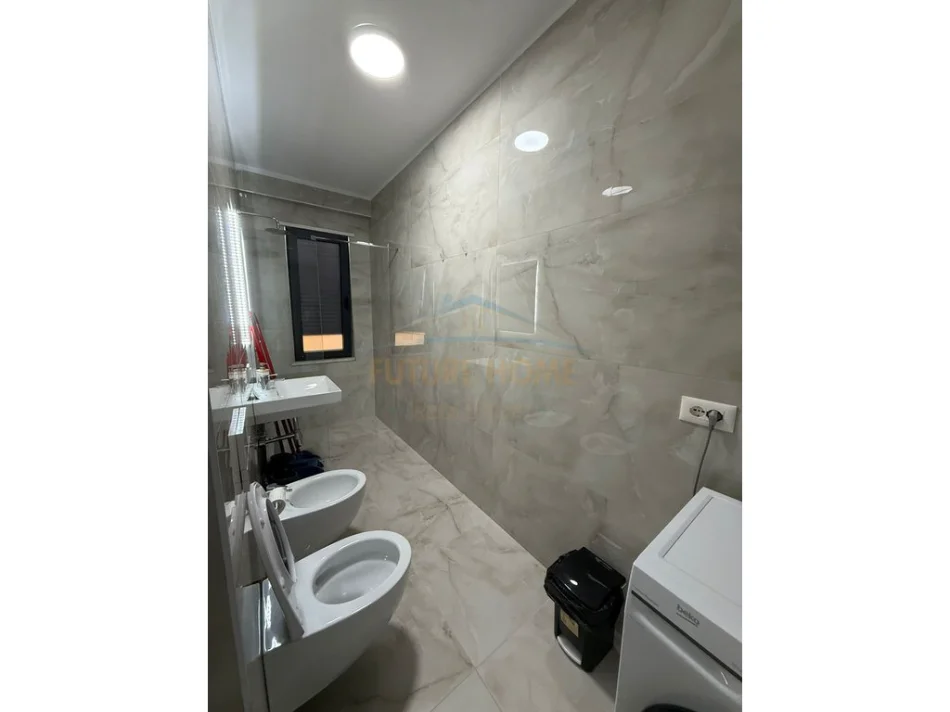 Tirane, jepet me qera apartament 2+1+Ballkon Kati 7, 95 m² 900 € (Rruga e Barrikadave)