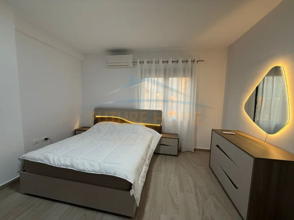 Tirane, jepet me qera apartament 2+1+Ballkon Kati 7, 95 m² 900 € (Rruga e Barrikadave)