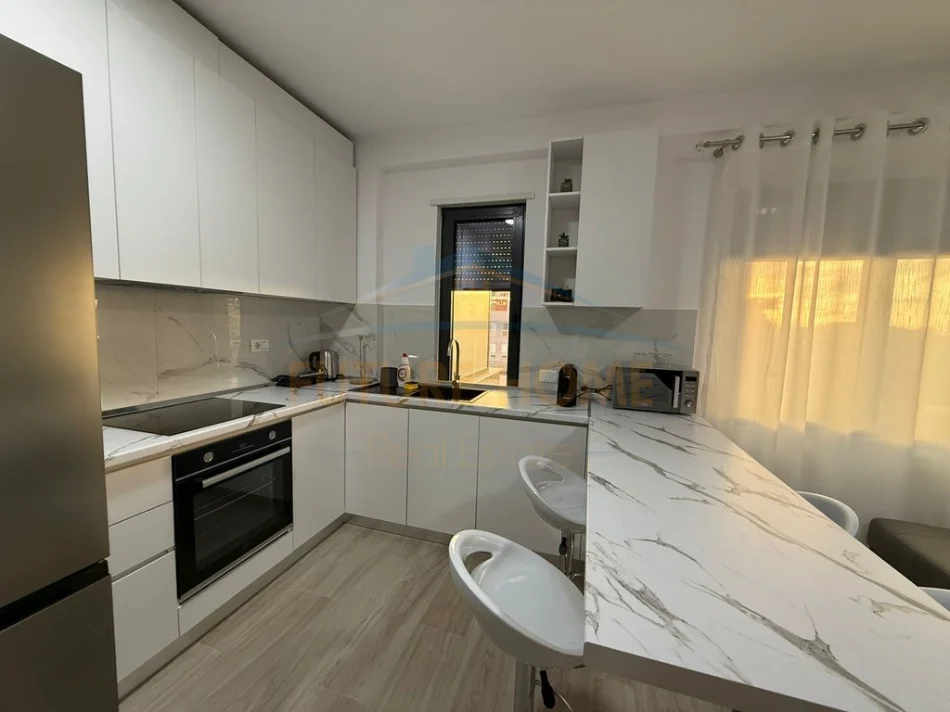 Tirane, jepet me qera apartament 2+1+Ballkon Kati 7, 95 m² 900 € (Rruga e Barrikadave)