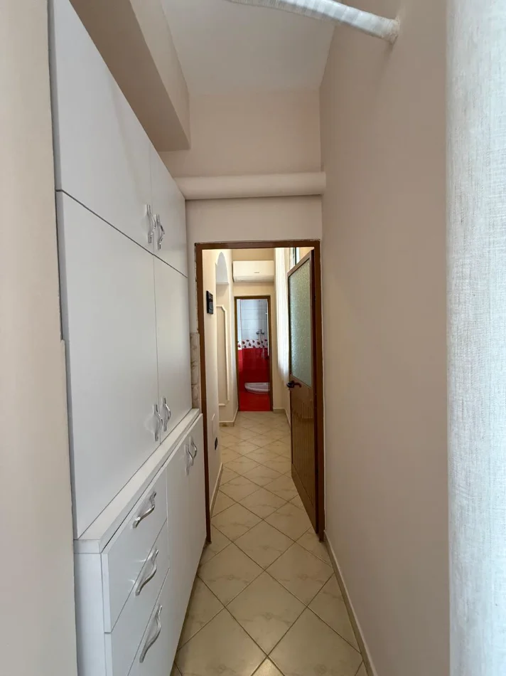 Tirane, jepet me qera apartament 1+1 Kati 3, 550 € (ish blloku)