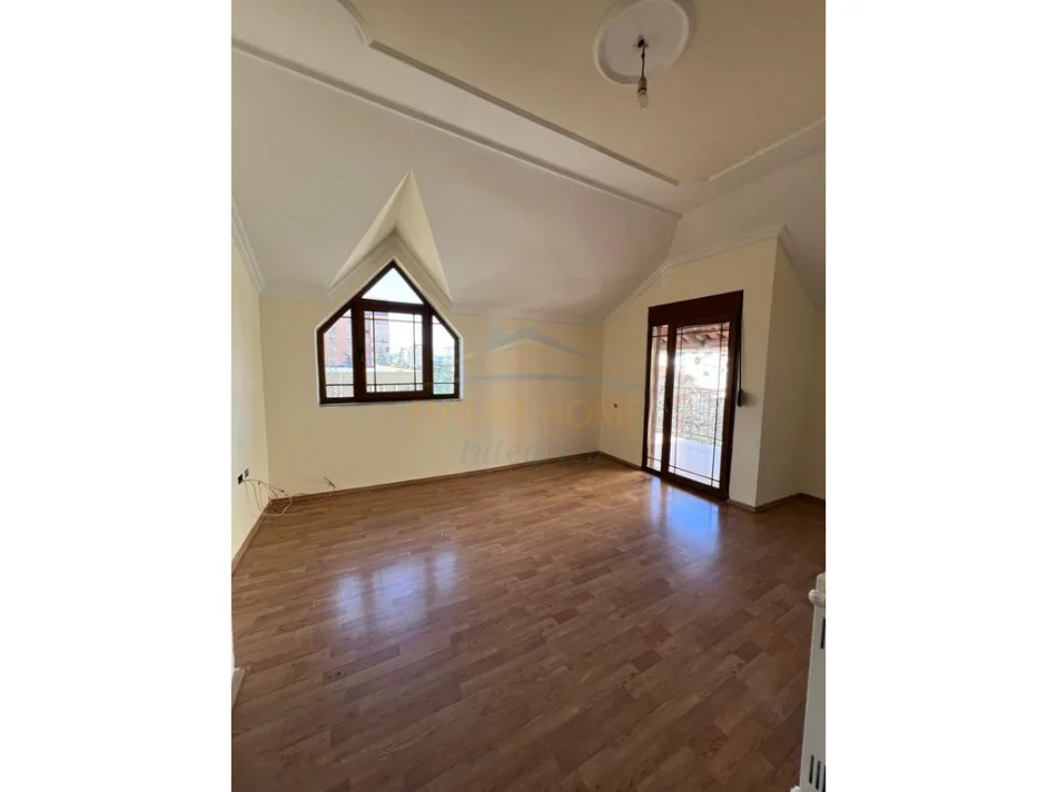 Tirane, jepet me qera zyre Kati 3, 98 m² 1.000 € (Blloku)
