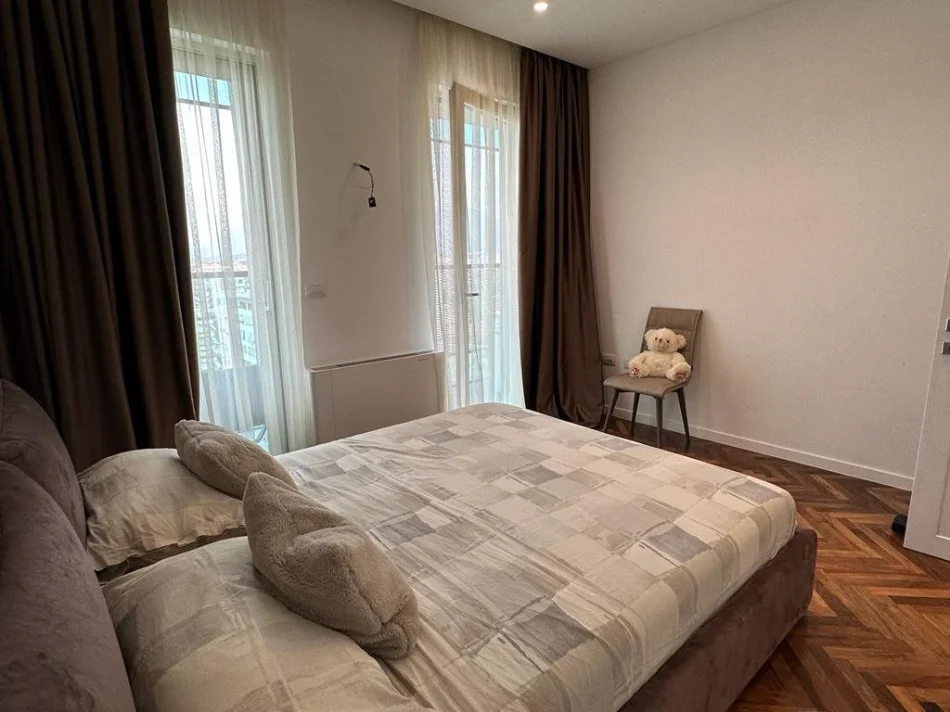 Tirane, jepet me qera apartament 2+1+2+Ballkon Kati 13, 122 m² 2.300 € (Ambasador 3)