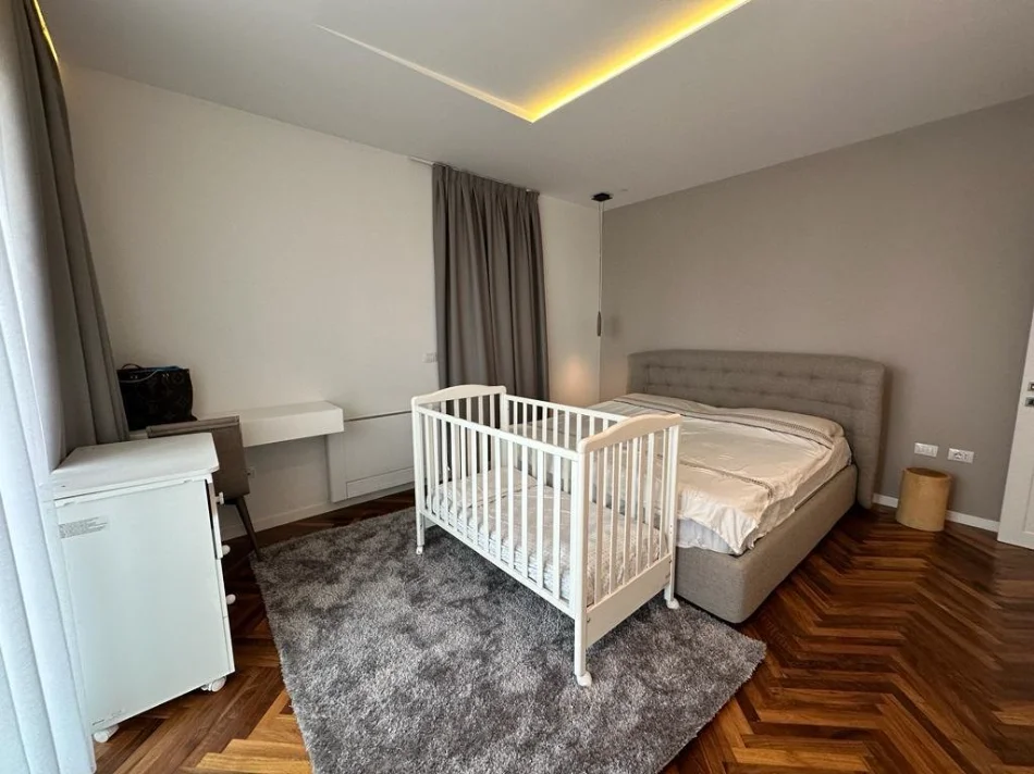 Tirane, jepet me qera apartament 2+1+2+Ballkon Kati 13, 122 m² 2.300 € (Ambasador 3)