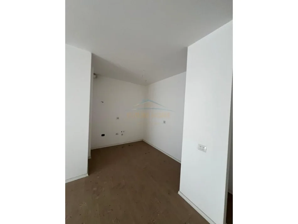 Shitet, Apartament 2+1+2+Post parkimi, Ish Parku i Autobuzave, Tirane