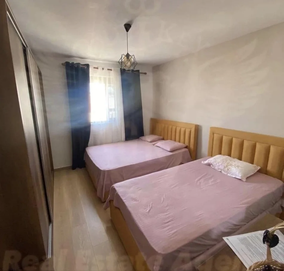 Shitet 1+1 + Ballkon • Hyrje e investuar ne elektrike,hidraulike, mure, me parket dhe tarraca e sapo izoluar.