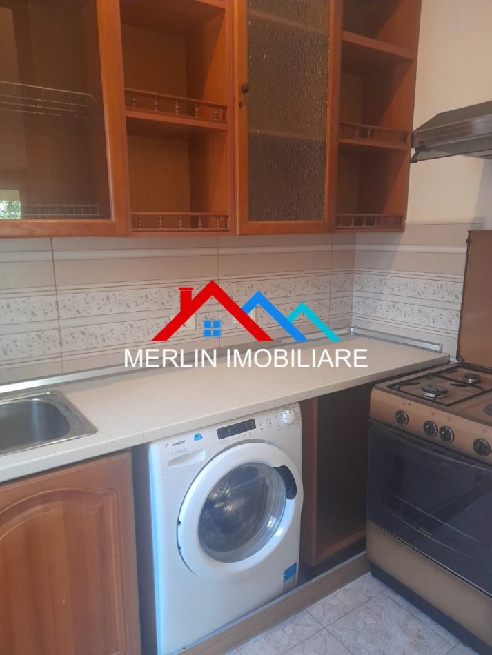 Tirane, jepet me qera apartament 2+1+Ballkon Kati 3, 130 m² 620 € (KRISTAL CENTER)