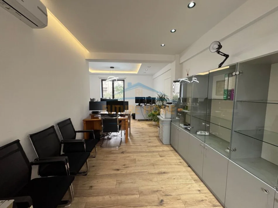 Tirane, jepet me qera ambjent biznesi Kati 1, 72 m² 1.100 € (Bulevardi zogu I)