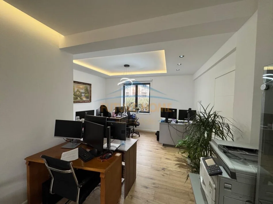Tirane, jepet me qera ambjent biznesi Kati 1, 72 m² 1.100 € (Bulevardi zogu I)