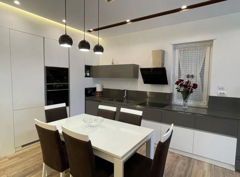 Tirane, jepet me qera apartament 2+1 Kati 2, 105 m² 