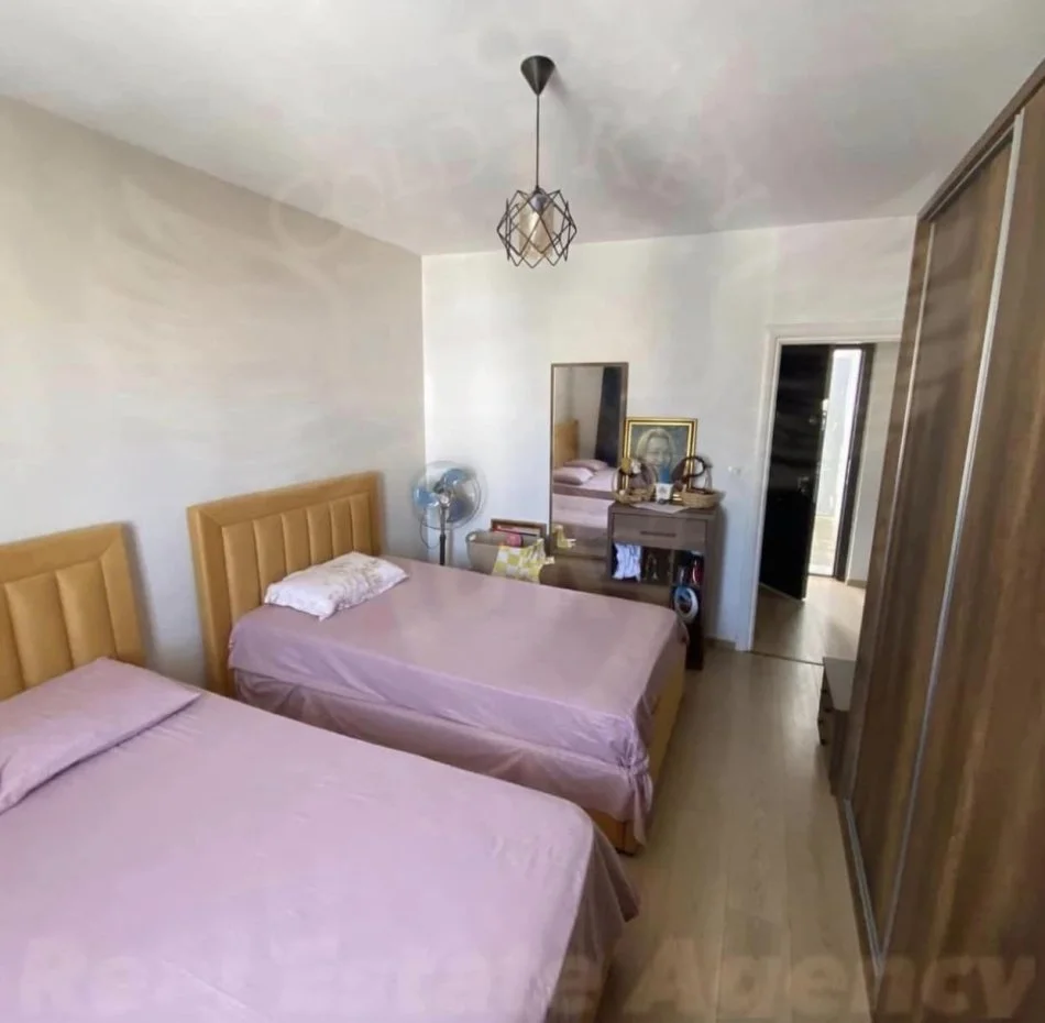 Shitet 1+1 + Ballkon • Hyrje e investuar ne elektrike,hidraulike, mure, me parket dhe tarraca e sapo izoluar.