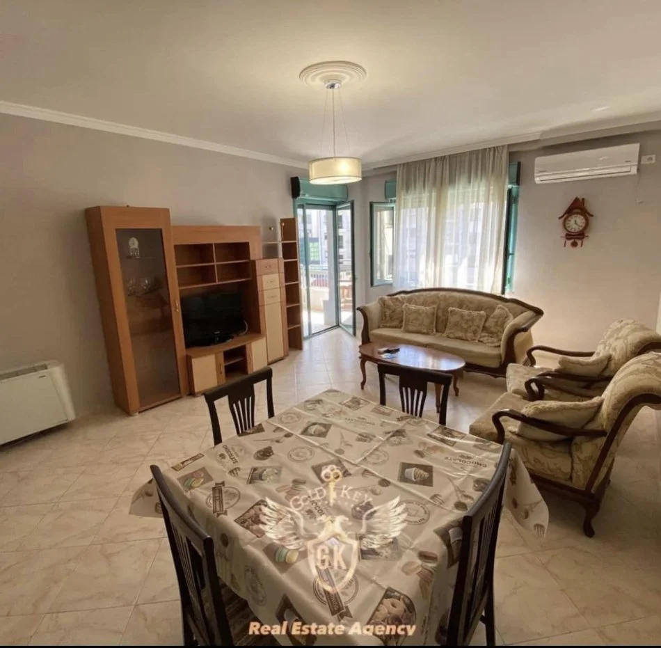 Apartament me Qera 
• Sistemi 1+1 + Ballkon
• Kati 4 Pallat me ashensor,
• Total Mobiluar,
• Kondicioner, Ballkon me orientim nga deti,
• Jepet per afatgjate dhe familjar
🏡Lagja 1,Vollga🏡
• 400€ neto ✅ 
WEB LINK : https://goldkeyrealestate.al/.../DetajetePro.../15473662Post Nr : 15473662
_________