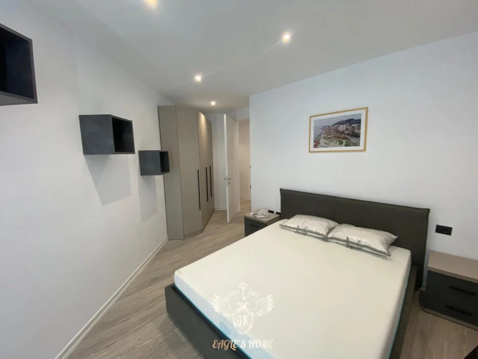 Qera 2+1 me Ballkon te bollshem
• Post Parkimi i perfshire
• Arredim i ri,Total i mobiluar
• Pamje nga Deti
• Ndertim i ri, Kati 3 Banim
• Pjese e kompleksit White Hill
• Orientim Perendim
• Jepet per afatgjate
🏡Currila🏡
• 700€ Muaji✅
WEB LINK : https://goldkeyrealestate.al/sq/DetajetePron%C3%ABs/