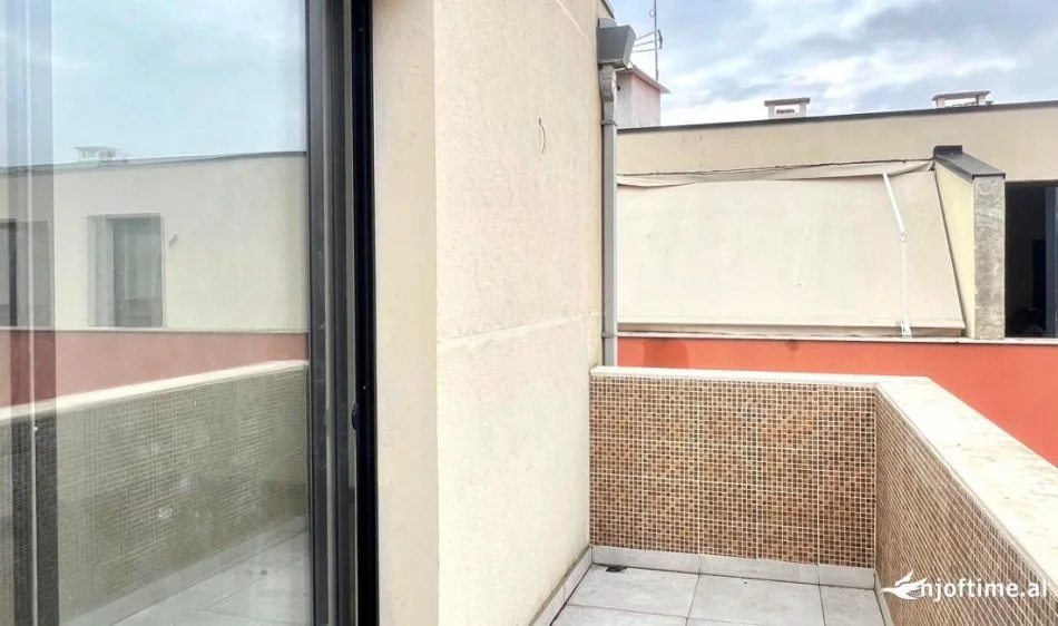 Tirane, shes apartament 2+1+Ballkon Kati 6, 120 m² 135.000 € (SHKOZE)