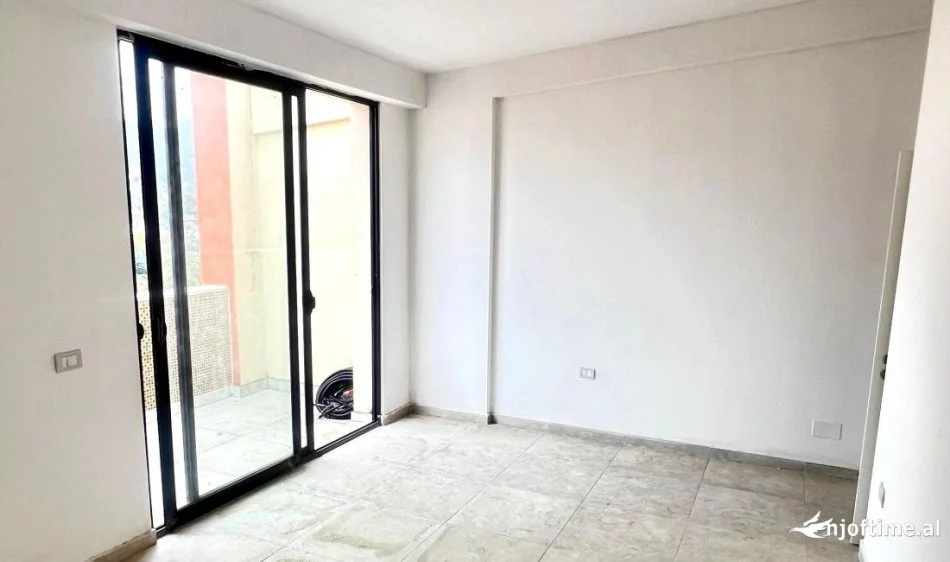 Tirane, shes apartament 2+1+Ballkon Kati 6, 120 m² 135.000 € (SHKOZE)