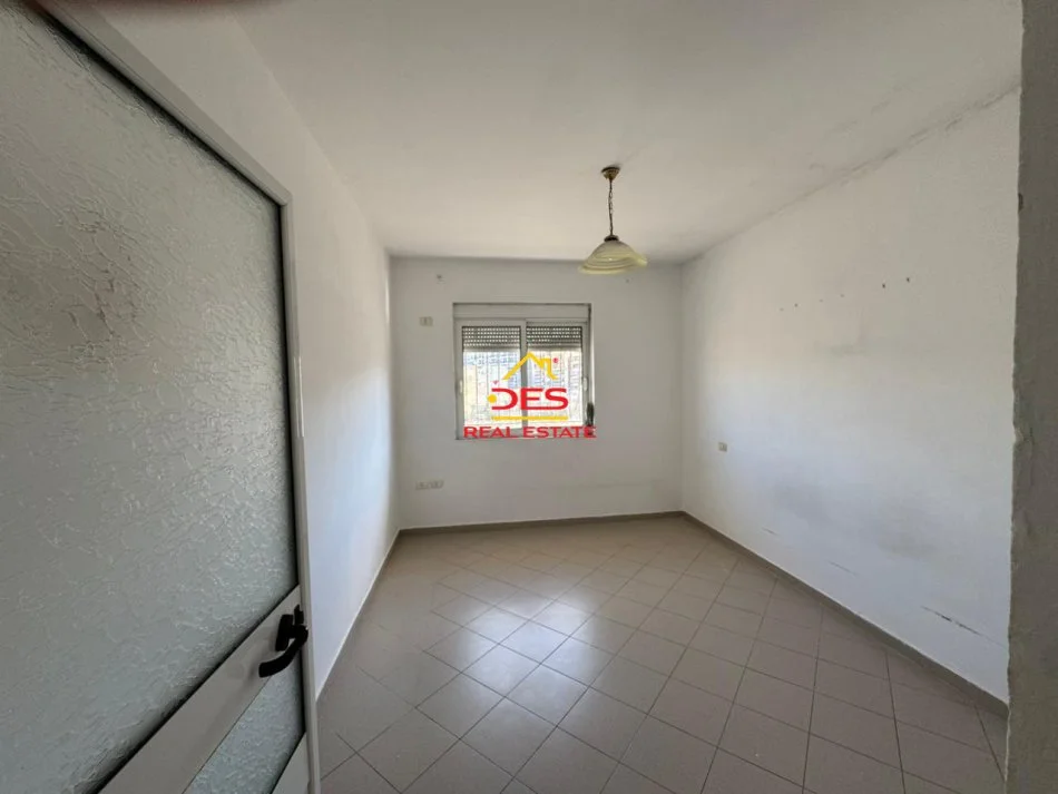 Vlore, jepet me qera apartament 1+1+Ballkon Kati 5, 80 m² 180 € (Rruga Lef Sallata)