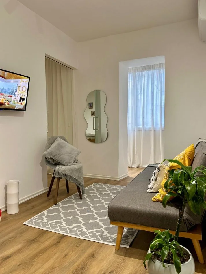 Tirane, jepet me qera apartament 1+1 Kati 2, 45 m² 650 € (Rruga Marko Boçari)