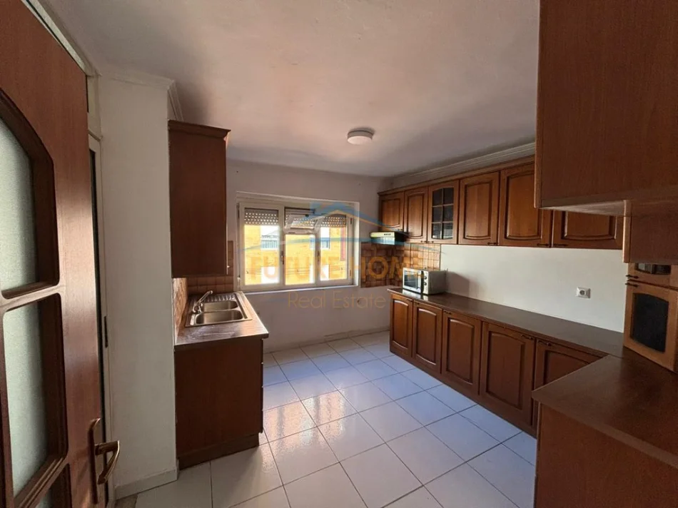 Tirane, jepet me qera apartament 2+1 Kati 6, 120 m² 500 € (Rruga Islam Alla prane Myslym Shyrit)