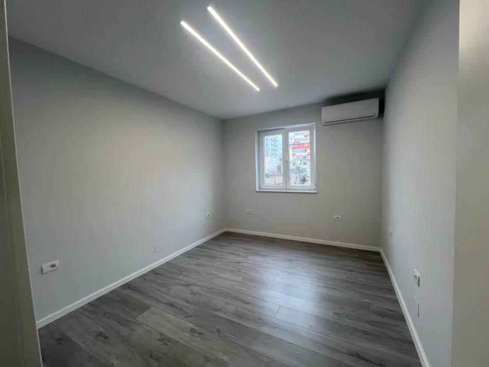 Tirane, jepet me qera ambjent biznesi Kati 1, 100 m² 700 € (Xhamllik)