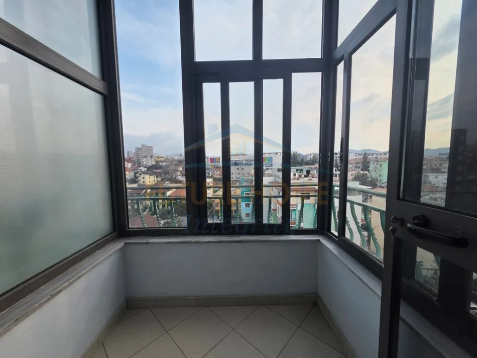 Tirane, jepet me qera apartament 1+1 Kati 7, 121 m² 630 € (Kompleksi Grand, ish Tregu Elektrik)