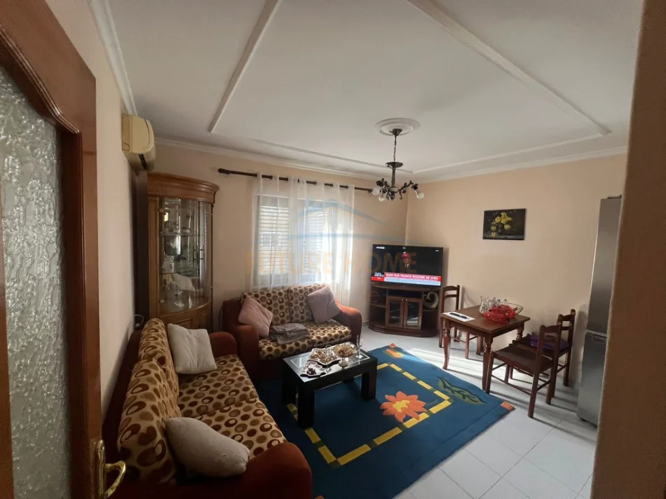 Tirane, jepet me qera apartament 2+1 Kati 3, 66 m² 650 € (Apartament 2+1, Pazari i Ri, Tiranë.)