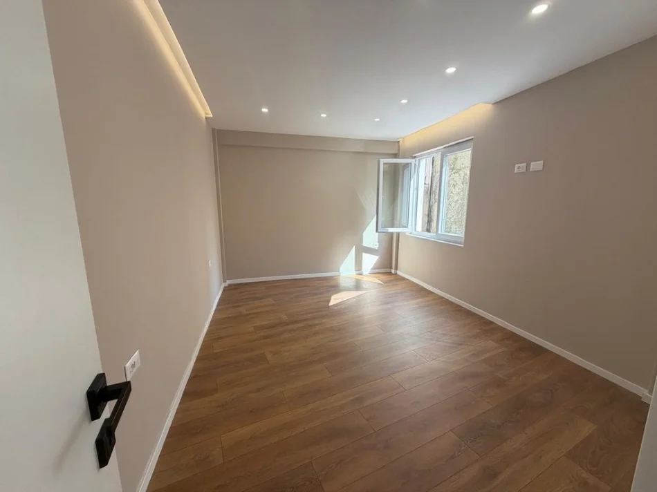 Tirane, shitet apartament 1+1+Ballkon Kati 2, 39 m² 134.000 € (Mine Peza)