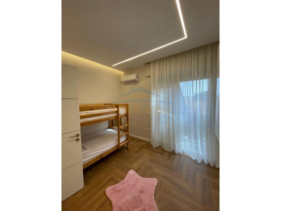 Tirane, jepet me qera apartament 2+1+Aneks+Ballkon Kati 5, 81 m² 850 € (Qender)