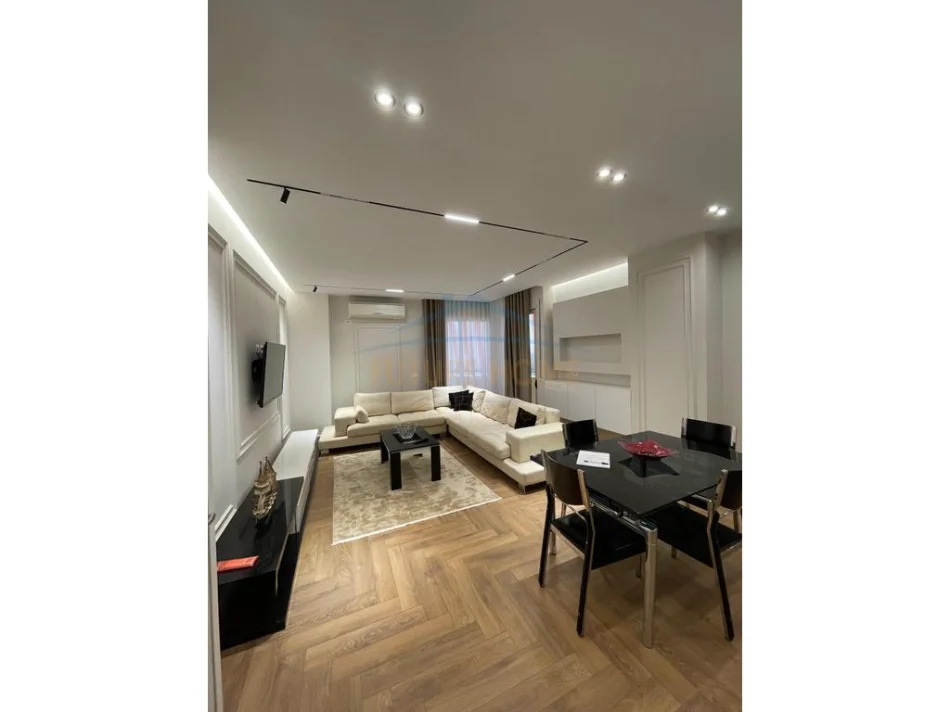 Tirane, jepet me qera apartament 2+1+Ballkon Kati 5, 81 m² 850 € (Pazari i Ri)