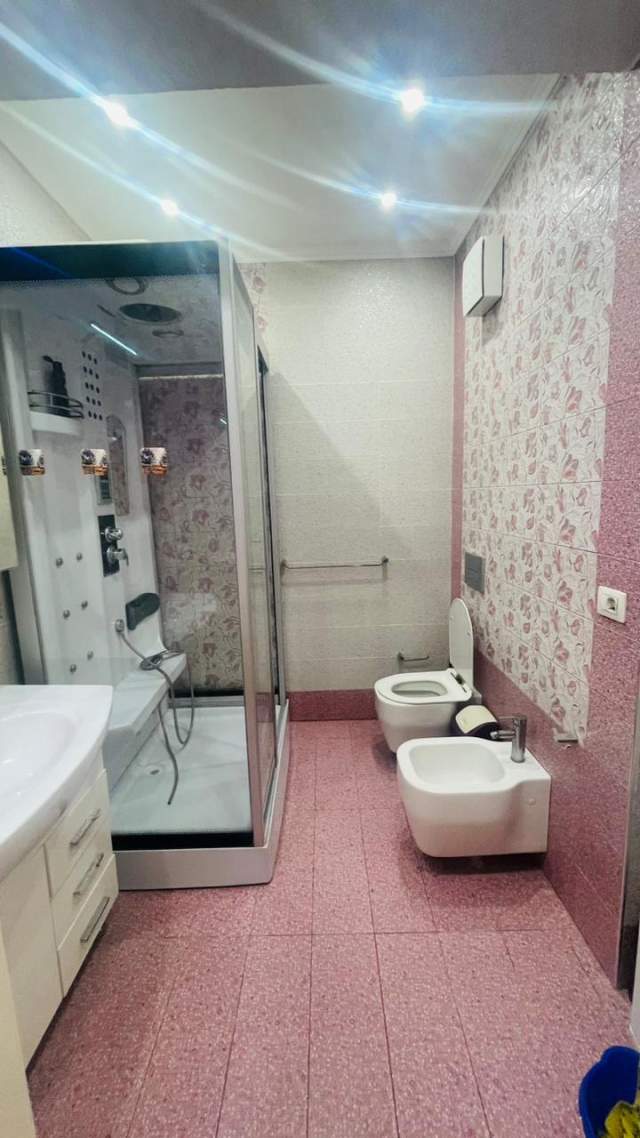 Tirane, jepet me qera apartament 3+1+BLK Kati 7, 140 m² 700 Euro (Rruga e Barrkadave)