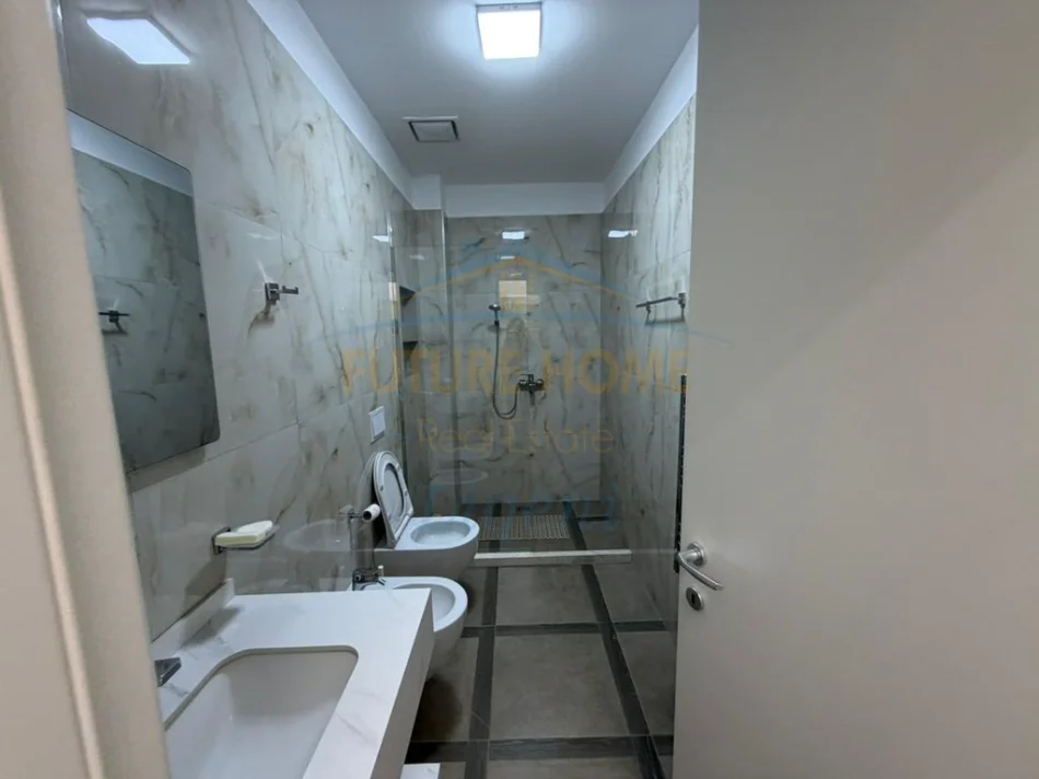 Tirane, jepet me qera apartament 3+1+Ballkon Kati 6, 159 m² 2.100 € (Rruga e Kavajes)