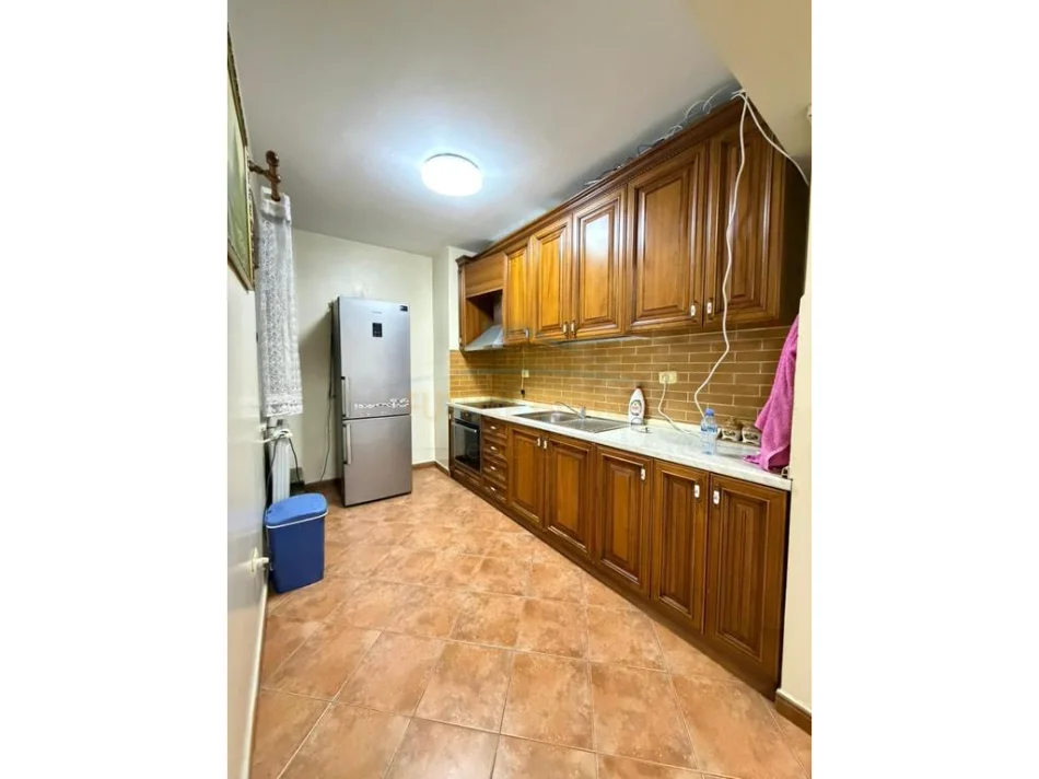 Tirane, jepet me qera apartament 2+1 Kati 2, 95 m² 450 € (Kthesa Kamzes)