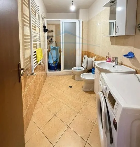 Tirane, jepet me qera apartament 2+1 Kati 2, 95 m² 450 € (Kthesa e kamzes)