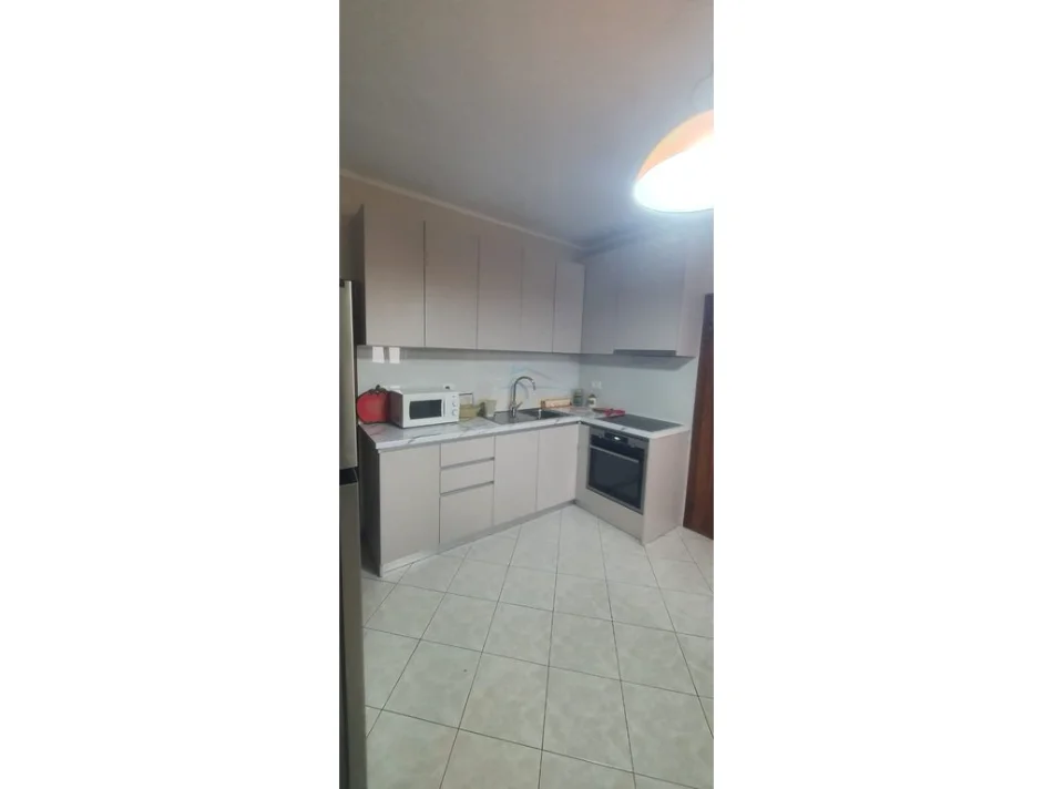 Tirane, jepet me qera apartament 2+1+Ballkon Kati 3, 100 m² 600 € (BRRYLI)