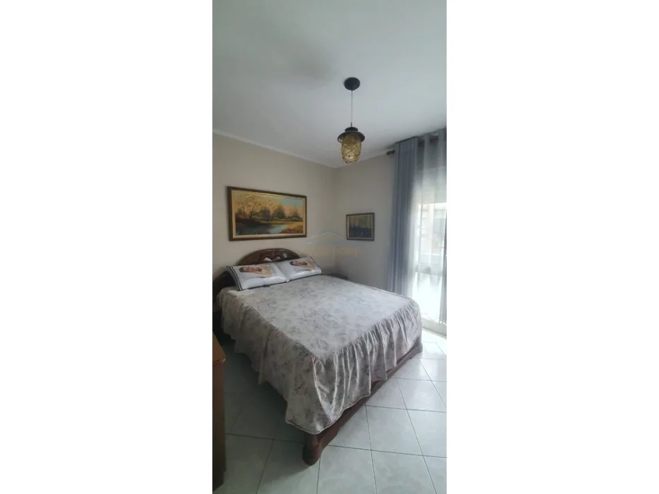 Tirane, jepet me qera apartament 2+1+Ballkon Kati 3, 100 m² 600 € (BRRYLI)