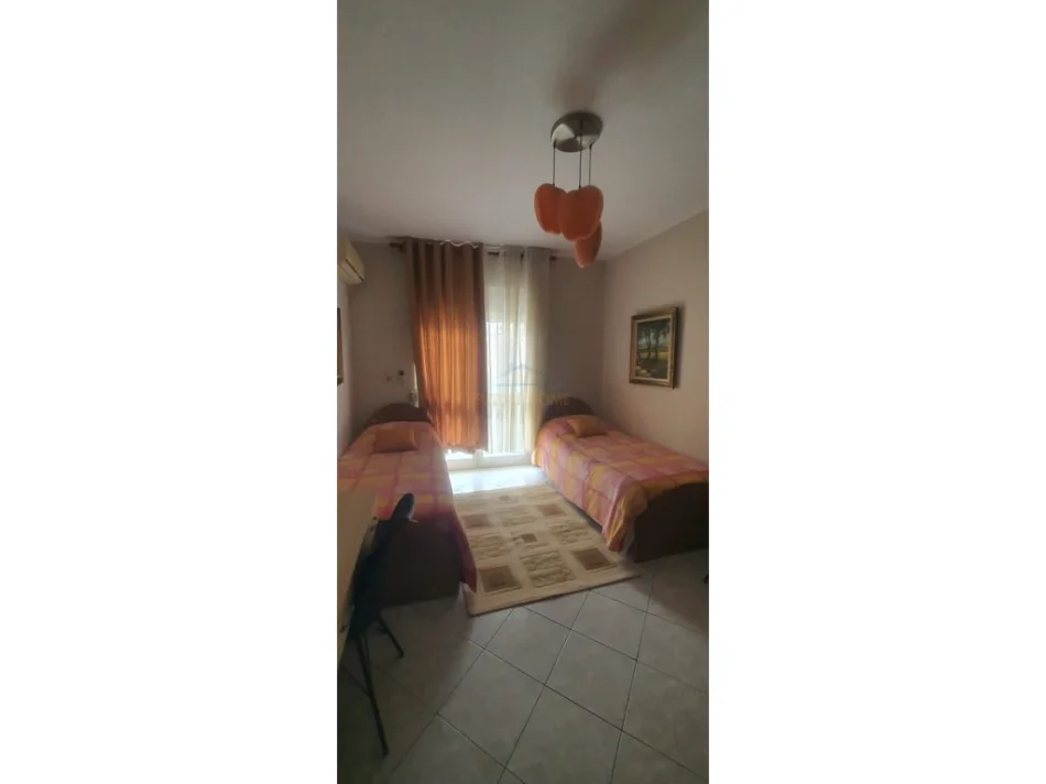 Tirane, jepet me qera apartament 2+1+Ballkon Kati 3, 100 m² 600 € (BRRYLI)