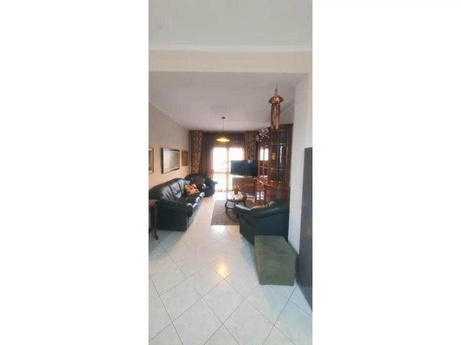 Tirane, jepet me qera apartament 2+1+Ballkon Kati 3, 100 m² 600 € (BRRYLI)