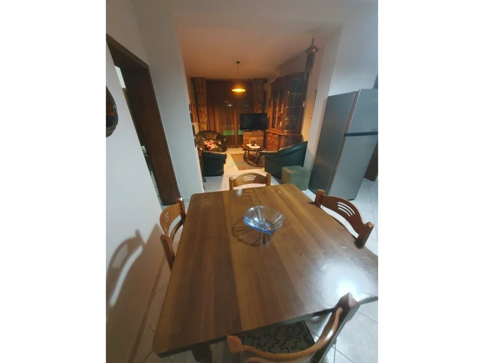Tirane, jepet me qera apartament 2+1+Ballkon Kati 3, 100 m² 600 € (BRRYLI)