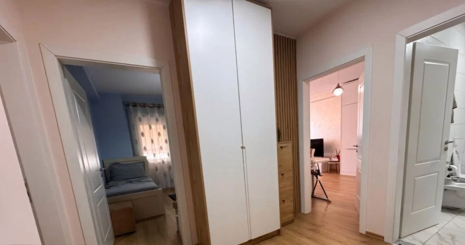 Tirane, jepet me qera apartament 2+1+Ballkon Kati 6, 90 m² 620 € (rruga 5 Maj)