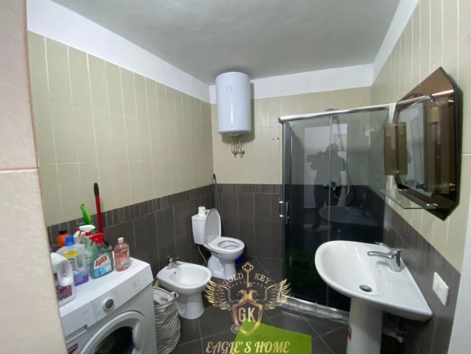 Apartament me Qera 
• 1+1 
• 65 Metra
• Total Mobiluar
• Kati 7 pallat 8 katsh me ashensor
• Orientim Perendim
🏡Vila Zogut🏡
• 400€ Neto✅
WEB LINK : https://goldkeyrealestate.al/sq/DetajetePron%C3%ABs/15521416
Post Nr : 15521416
________________________________________
PER ME SHUME INFORMACION👇
📲