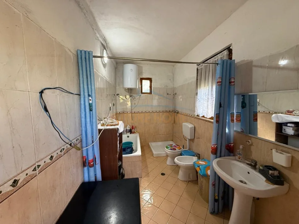 Vlore, shitet shtepi 2+1+Ballkon Kati 0, 393 m² 160.000 € (Topana)