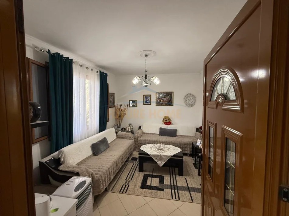 Vlore, shitet shtepi 2+1+Ballkon Kati 0, 393 m² 160.000 € (Topana)